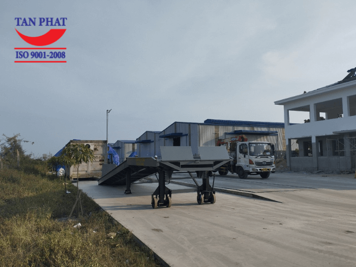 Cầu lên container sử dụng chân chống romooc Fuwa