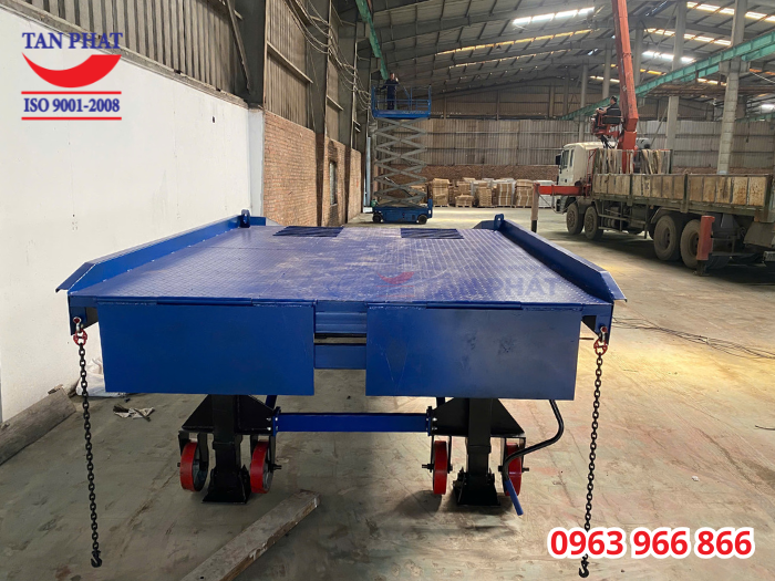 cầu lên xe cont 10 tấn 11x2.35m giao tại Hưng Yên