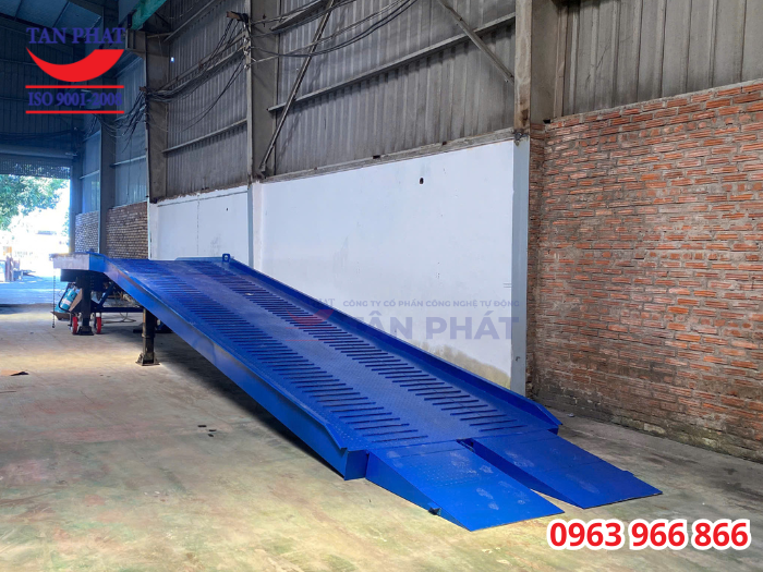 cầu lên xe cont 10 tấn 11x2.35m giao tại Hưng Yên