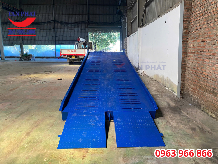 cầu lên xe cont 10 tấn 11x2.35m giao tại Hưng Yên