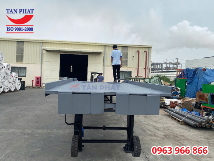 Cầu lên xe cont 10 tấn 13m giao tại Phú Thọ