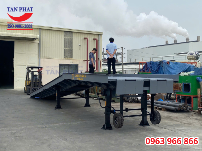 Cầu lên xe cont 10 tấn 13m giao tại Phú Thọ