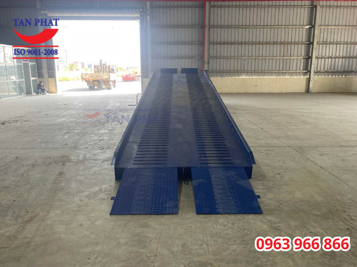 cầu lên xe cont 10 tấn 13x2.35m giao tại Hải An, Hải Phòng