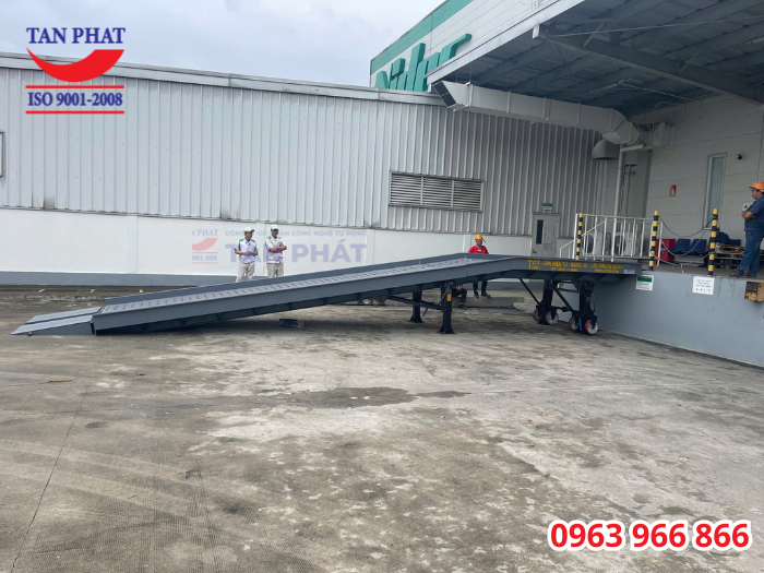 Cầu xe nâng Tân Phát có tính linh hoạt nhờ hệ thống chân chống nâng hạ và bánh xe di chuyển