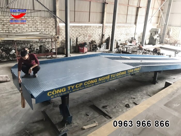 Lưỡi gá cầu xe nâng được dùng để kết nối với thùng container