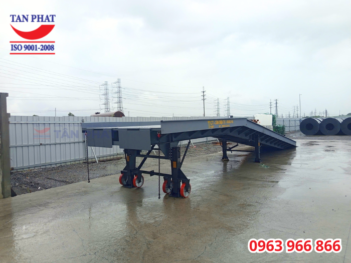 Hệ thống chân chống nâng hạ và bánh xe di chuyển tạo tính linh hoạt cho cầu dẫn
