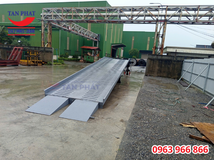 Tân Phát bàn giao hoàn thiện cầu dẫn xe nâng lên container 12 tấn, kích thước 13x2.35m giao tại Hưng Yên
