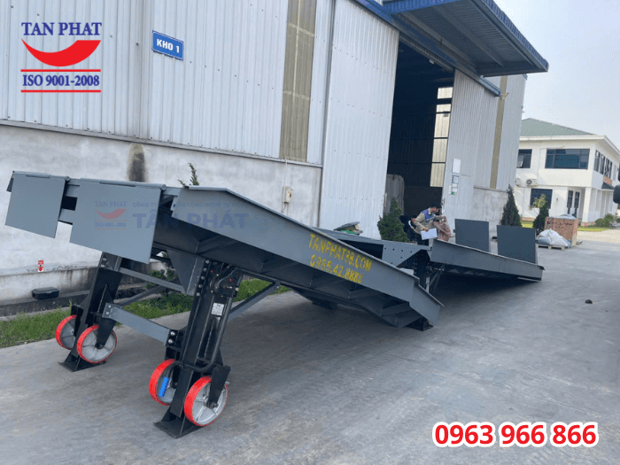 Sản phẩm cầu công 6 tấn xuất đi Lào nên khách yêu cầu chưa lắp nối 2 khúc cầu để tiện cho quá trình vận chuyển