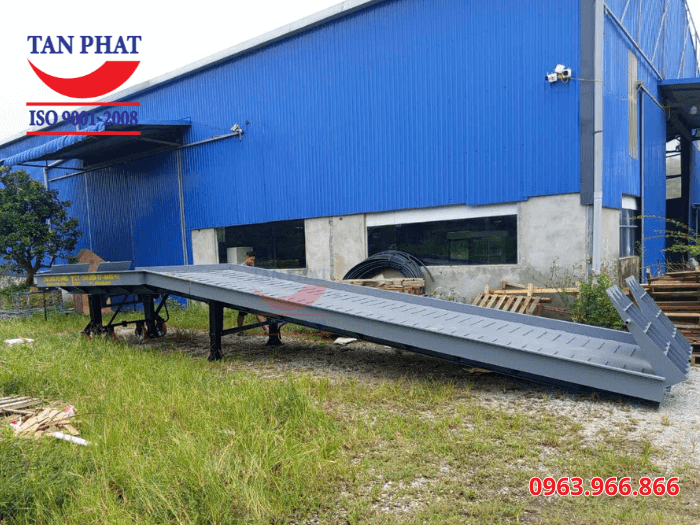 Cầu được vận chuyển tận nơi bằng xe cẩu, lắp đặt hoàn thiện tại công trình của khách hàng