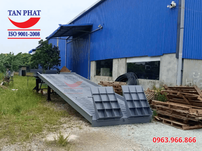 Cầu sử dụng kết cấu U, I đúc chắc chắn, đảm bảo khả năng chịu tải tốt
