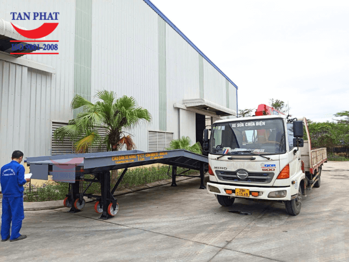 Cầu sử dụng dầm U, I đúc bền chắc cùng hệ thống chân chống Fuwa và bánh xe PU, giúp nâng và di chuyển cầu khi cần.