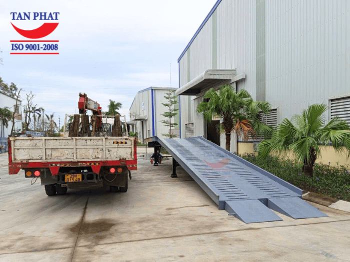 Mặt cầu sử dụng tôn nhám kết hợp với thép phi gân chống trượt, đảm bảo an toàn khi xe nâng di chuyển trên cầu