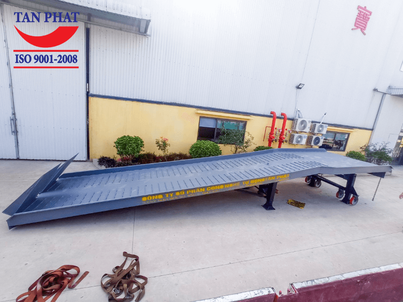Cầu dẫn xe nâng lên container 8 tấn được Tân Phát bàn giao tại Nam Định