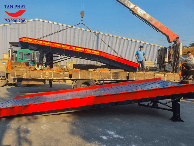 Quá trình lắp đặt, bàn giao cầu dẫn xe nâng lên container