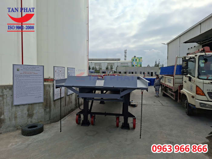 Hệ thống chân chống nâng hạ và bánh xe di chuyển