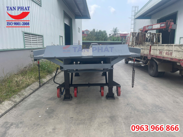 Cầu sở hữu hệ thống chân chống nâng hạ và bánh xe di chuyển