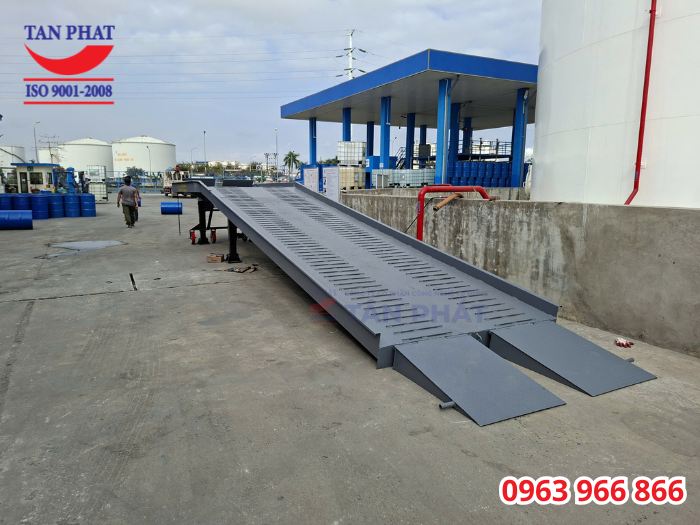 Cầu dẫn xe nâng lên container 10 tấn, kích thước 11x2.35m giao tại KCN Đình Vũ - Cát Hải, TP. Hải Phòng