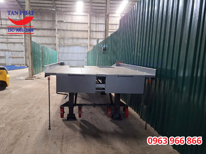 cầu xe nâng lên công 8 tấn 11m giao tại Hà Nội