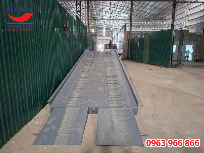 cầu xe nâng lên công 8 tấn 11m giao tại Hà Nội