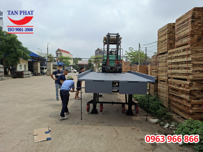 Hệ thống chân chống nâng hạ và bánh xe tạo độ linh hoạt cho cầu dẫn