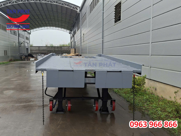 Hệ thống chân chống nâng hạ và bánh xe di chuyển linh hoạt