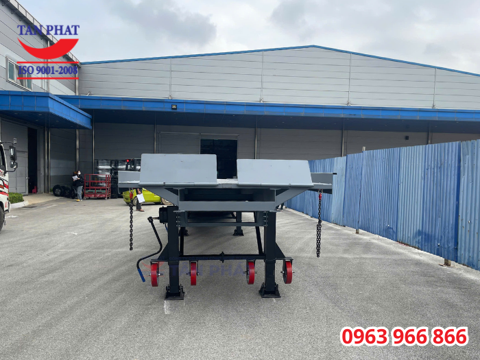 cầu xe nâng lên cont 10 tấn 13m giao tại Thanh Hóa