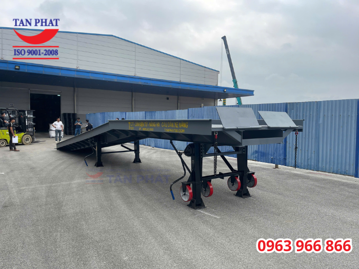 cầu xe nâng lên cont 10 tấn 13m giao tại Thanh Hóa