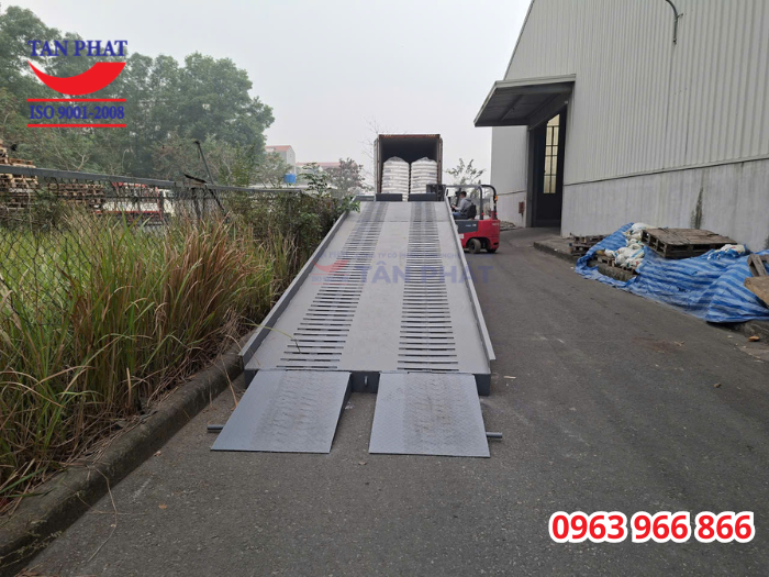 Cầu xe nâng lên cont 8 tấn 13m giao tại Hưng Yên