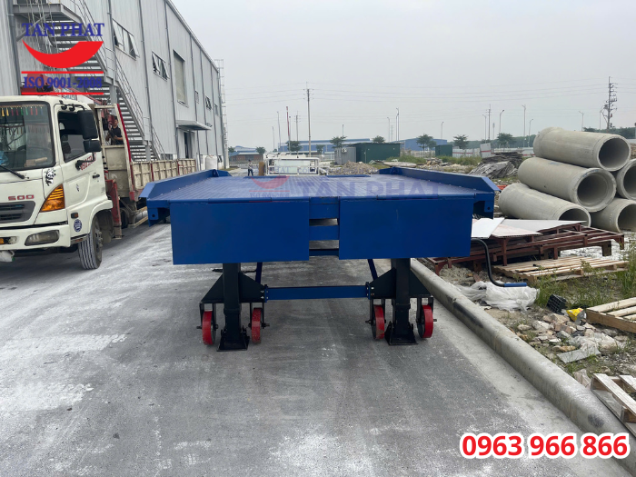 cầu xe nâng lên container 10 tấn 11m giao tại Hà Nam