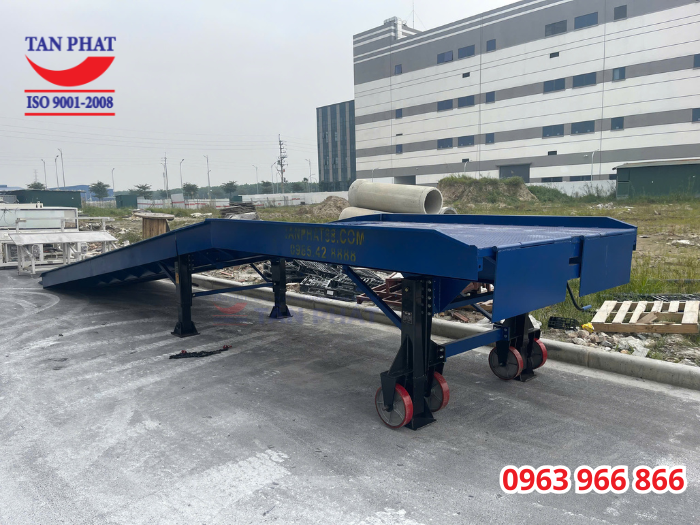 cầu xe nâng lên container 10 tấn 11m giao tại Hà Nam