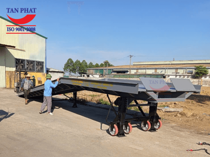Cầu dẫn có kết cấu chắc chắn, sử dụng chân chống romooc và bánh xe PU, mang tới giải phấp cầu xe nâng di động cho khách hàng