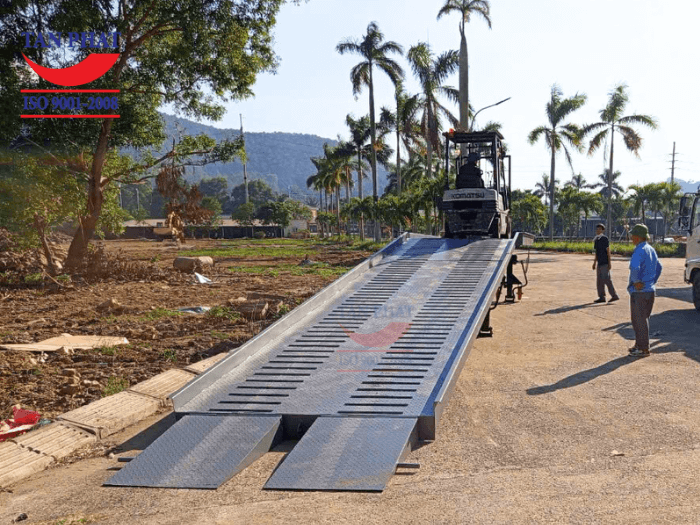 Cầu sử dụng tôn nhám kết hợp thép phi gân, gia tăng khả năng chống trượt trên mặt cầu