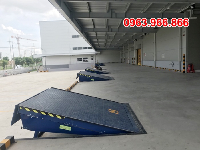 Mẫu: Sàn nâng thủy lực (Dock Leveler) do Tân Phát sản xuất và lắp đặt