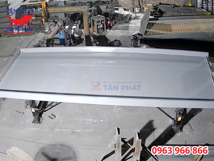 Mặt sàn phủ tôn gân/tôn nhám, đảm bảo an toàn khi sử dụng