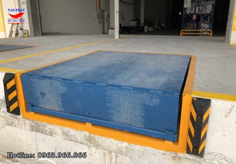 Mặt Dock Leveler thường được phủ bằng thép gân chống trượt, tăng ma sát cho thiết bị