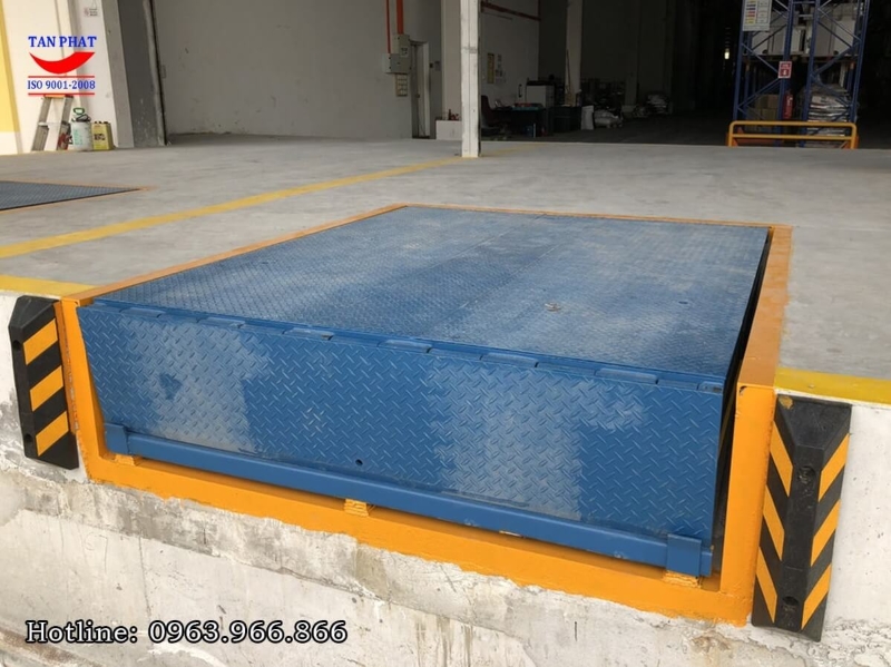 Sàn nâng thủy lực - Dock Leveler là thiết bị nâng hạ thủy lực hỗ trợ xe nâng trong quá trình bốc xếp hàng lên thùng container