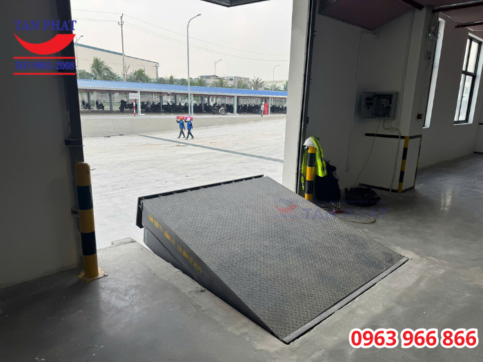 Dock Leveler được lắp đặt theo quy trình chuyên nghiệp, đảm bảo an toàn và vận hành mượt mà