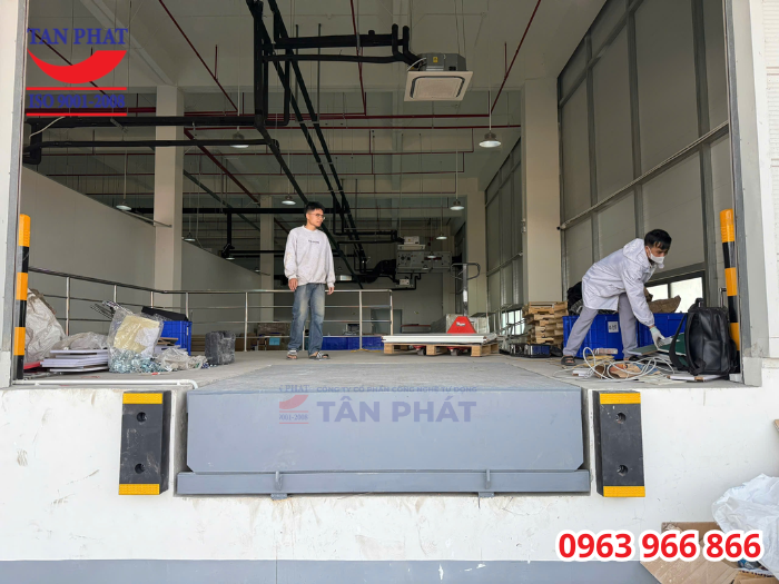 Đội ngũ kỹ thuật của Tân Phát thực hiện lắp đặt hoàn thiện và chạy thử trước khi bàn giao thiết bị cho khách hàng