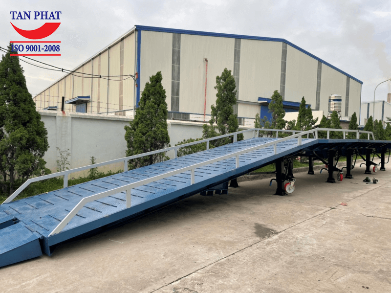 Cầu dẫn xe nâng lên container 10 tấn, thiết kế theo kích thước đặc biệt 