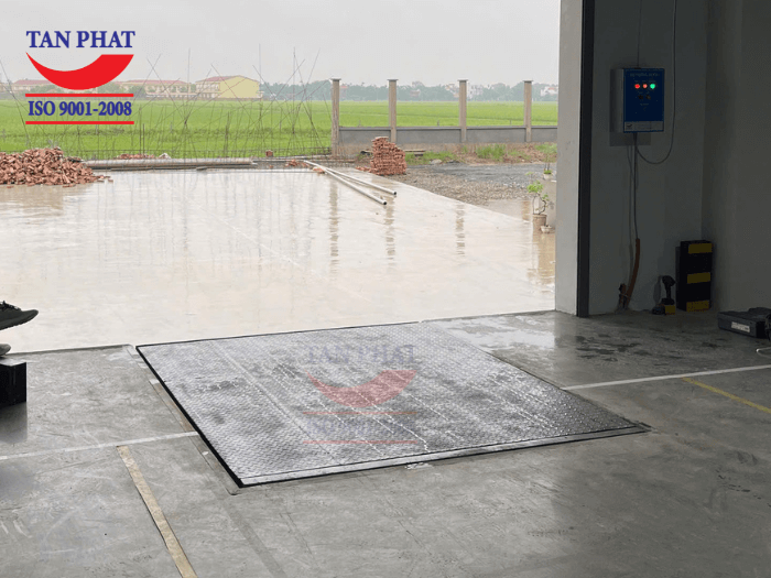 Mặt sàn nâng sử dụng tôn nhám chống trượt