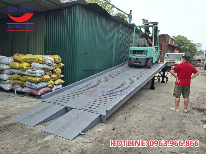 Tải trọng ảnh hưởng tới giá cầu dẫn xe nâng không?