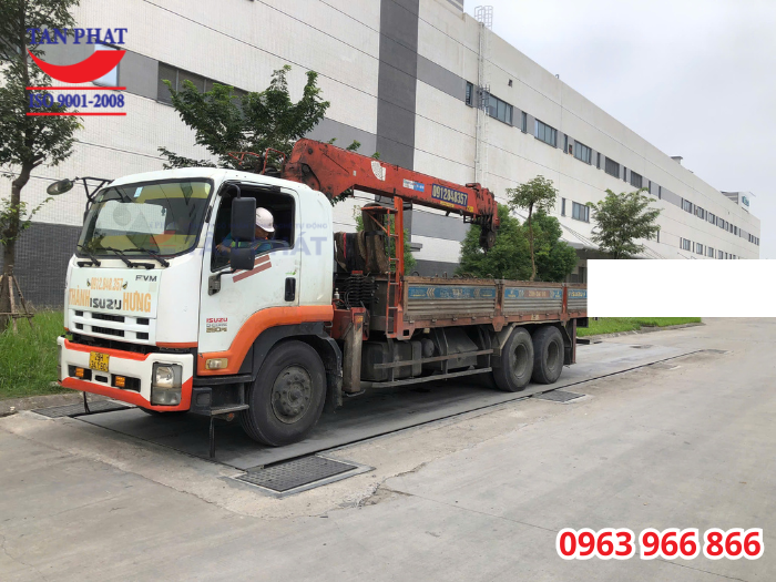 Cho xe lên cân để thử tải, đảm bảo cân đã hoạt động chính xác, ổn định