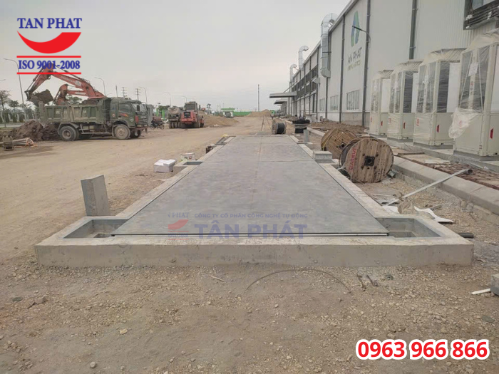 Lắp đặt bàn cân và hệ thống cảm biến vào hố móng đã sẵn sàng trước đó