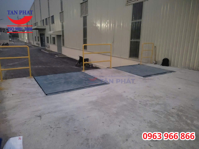 Kết cấu sàn nâng từ thép U, I đúc chất lượng cao, kết hợp với hệ thống thủy lực chính hãng