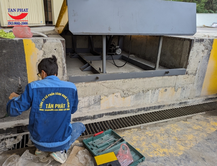 Thực hiện hàn gắn sàn Dock vào hố 