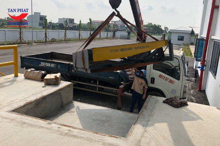 Dùng cẩu hạ hố Dock xuống hố