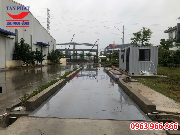 Cân được vận chuyển và lắp đặt tận nơi cho khách hàng