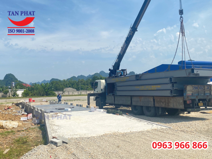 Hạ bàn cân vào hố móng đã được thi công trước đó