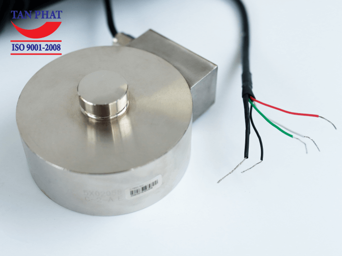 Loại loadcell này hoạt động dựa trên nguyên lý nén, đẩy phần lực của vật khi đặt lên bàn cân, thiết bị này nén đi 1 lực đúng bằng khối lượng của vật. Lúc này, điện trở trong thay đổi và truyền tín hiệu lực lên trực tiếp đầu cân hoặc bộ cộng tín hiệu với những dòng cân lớn sử dụng nhiều loadcell.