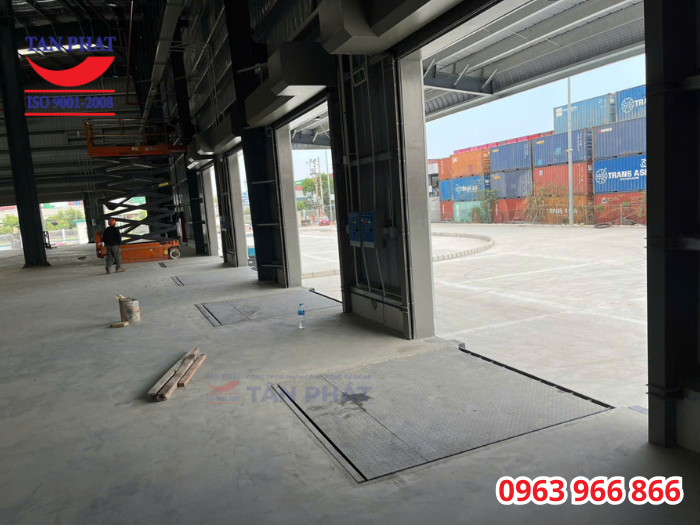 Sàn nâng sở hữu thiết kế cơ khí chắc chắn cùng hệ thống thủy lực chất lượng cao